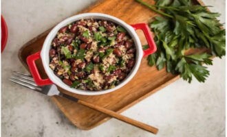 Handa na ang lobio sa bahay! Ihain ang ulam at budburan ng tinadtad na damo at tinadtad na mani. Bon appetit! Handa na ang lobio sa bahay! Ihain ang ulam at budburan ng tinadtad na damo at tinadtad na mani. Bon appetit!