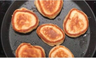 Chiên bánh trên lửa nhỏ cho đến khi vàng đều hai mặt. Trong quá trình chiên chúng trở nên rất mịn.