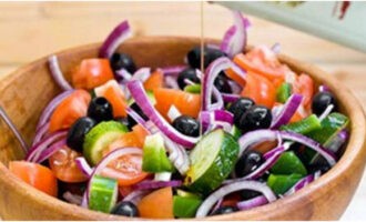 Besprenkel de salade gelijkmatig met olijfolie van goede kwaliteit, wat ook bijdraagt ​​aan de smaak van dit gerecht.