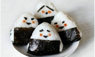 Onigiri tự làm với cá ngừ đã sẵn sàng!