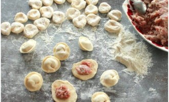 Lägg fyllningen i portioner i mitten av tunnbröden. Vi ansluter kanterna och bildar dumplings.