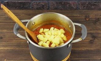 Lägg potatisen i en form.