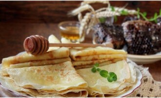 Stapla pannkakorna på varandra och täck med lock så att de knapriga sidorna mjuknar. Klassiska pannkakor på vattnet är klara! Smaklig måltid!