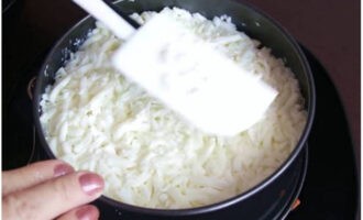 Đặt lòng trắng trứng đã bào lên trên ngô, rắc một chút muối và phủ sốt mayonnaise.