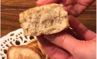 Bánh kếp kefir mềm mại đã làm sẵn với soda và trứng được phục vụ nóng cho bữa sáng và kèm theo bất kỳ loại topping nào. Chúc ngon miệng!