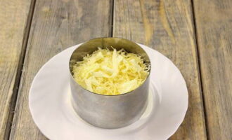 Phết bơ lạnh đã bào lên máy xay thô và phết một lớp sốt mayonnaise.