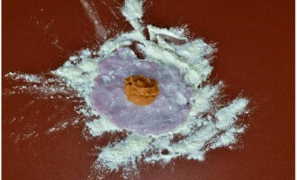 Lägg lite av din valda fyllning i mitten av varje tortilla, i detta recept använder vi jordnötssmör.