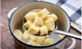 Đun sôi nước với một chút muối. Nấu bánh bao trong nước trong 30 giây sau khi nổi lên.