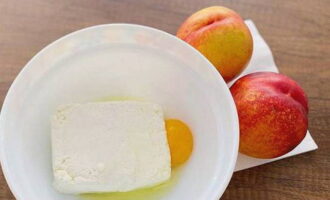 Com cuinar un plat deliciós amb farina d'arròs? Puré de formatge cottage en un bol, trencar un ou de gallina, afegir sal i substitut del sucre. Barregeu-ho tot, obtindreu una massa de quallada homogènia.