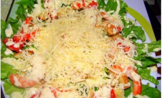 Häll såsen över salladen igen och strö över riven ost. En enkel och god räksallad är klar! Smaklig måltid!