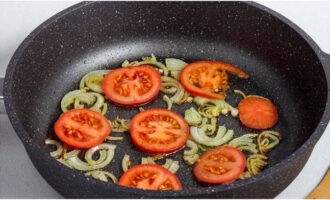 Talleu les cebes a mitges anelles i els tomàquets a rodanxes fines. Fregiu lleugerament les verdures tallades en oli vegetal.