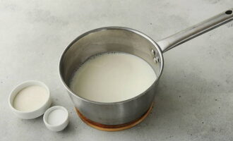 I en andra kastrull, skild från gröten, koka upp en liter mjölk, tillsätt salt och socker.