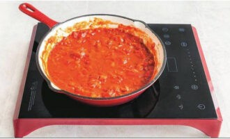 Després d'això, poseu els tomàquets picats amb el seu propi suc a la paella. Porteu la barreja a ebullició i deixeu-ho coure a foc moderat durant 20-25 minuts. La massa s'ha d'espessir, salar i pebre al gust.