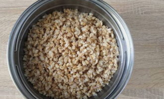 Scurgeți apa din orzul perlat și turnați apă clocotită peste cereale în proporție de 1:3. Lasă cerealele să se gătească. Sărați puțin apa și fierbeți orzul aproximativ o oră.