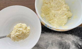 Si teniu temps, mantingueu la massa a la nevera durant diverses hores, llavors els pastissos de formatge seran més fàcils de modelar. En cas contrari, podeu començar a donar forma als pastissos de formatge immediatament després d'amassar la massa.