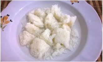 Snijd de korst van een stuk brood af en vul de resterende kruimel met water. Knijp na ongeveer 5 minuten het vocht uit het brood.