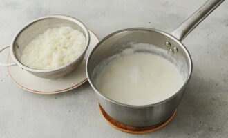 Lägg riset i ett durkslag och låt vattnet rinna av. Lägg sedan riset i kokande mjölk och koka i 20 minuter på låg värme.Om riset efter detta verkar hårt för dig, koka gröten i ytterligare 5 minuter.