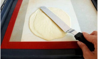 วางแป้ง 2-3 ช้อนโต๊ะลงตรงกลางวงกลมแล้วกระจายไปตามขอบของวงกลม จากนั้นอบเค้กในเตาอบประมาณ 5-7 นาทีจนเป็นสีเหลืองทอง