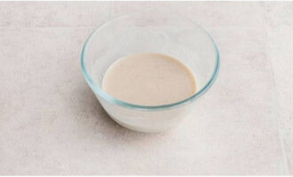 Mentrestant, prepareu la salsa tahini. Barregeu la pasta de sèsam amb aigua gelada en un bol. A continuació, afegiu-hi suc de llimona i sal al gust. Espolvorear amb llavors de sèsam i pebre vermell, regar amb oli d'oliva.
