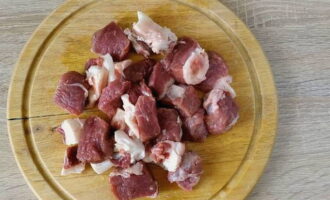 Tăiați pulpa de vită în cuburi mici.