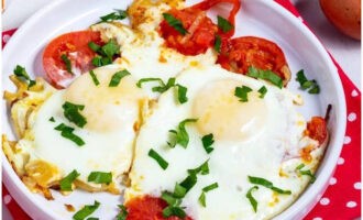Col·loqueu els ous remenats i els tomàquets als plats i empolvoreu-los amb herbes picades. Bona gana!