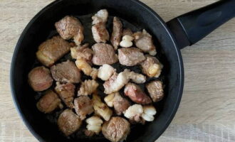 Se toarnă puțin ulei vegetal pe suprafața încălzită a tigaii și se așează bucățile de carne de vită. Prăjiți carnea, amestecând din când în când, până se rumenește.