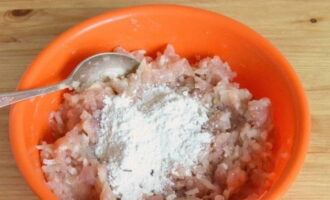 Thêm một muỗng canh bột mì và tinh bột.