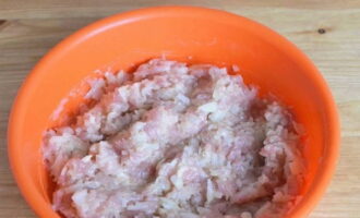 Nhào kỹ thịt băm và để trong 10 phút.