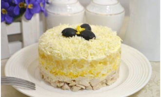 Verwijder voorzichtig de ring, garneer de salade met olijven en serveer. Een eenvoudige en heerlijke salade is snel klaar! Eet smakelijk!