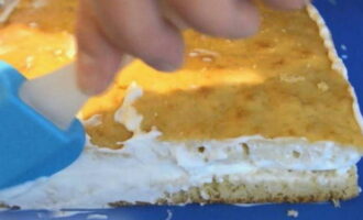 Phủ các mặt và mặt trên của bánh bằng kem dày.