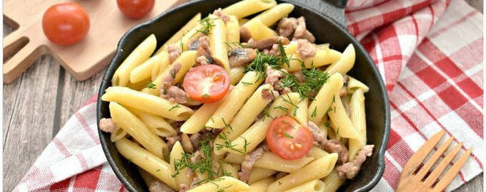 Paste marine cu carne tocată într-o tigaie