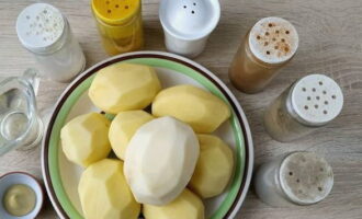 Potatis i lantlig stil i ugnen är mycket lätt att förbereda. Samla ihop ingredienserna till potatisrätten.