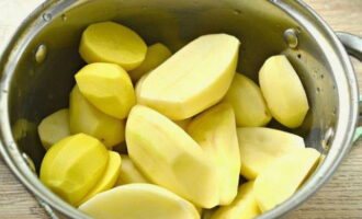 Khoai tây nghiền được chế biến nhanh chóng và rất đơn giản. Gọt vỏ số lượng khoai tây quy định. Rửa sạch rau và cho vào nồi lớn. Những quả quá lớn có thể cắt làm đôi, điều này sẽ đẩy nhanh quá trình nấu nướng.
