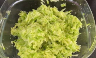 Ang zucchini casserole ay mabilis at madaling ihanda. Grate ang inihandang zucchini sa isang magaspang na kudkuran. Kung gumagamit ka ng mga batang prutas, hindi mo kailangang alisin ang balat. Asin ang sangkap, haluin at iwanan ng 15 minuto, pagkatapos ay alisan ng tubig ang inilabas na katas.