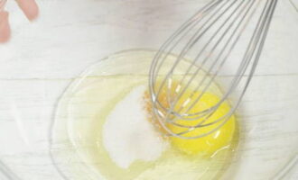 แพนเค้ก kefir แบบคลาสสิกนั้นเตรียมง่ายมากตอกไข่ลงในภาชนะที่มีด้านสูง แล้วเทวานิลลาและน้ำตาลทรายลงไป