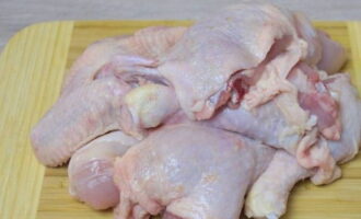 เตรียมไก่กับมันฝรั่งในเตาอบอย่างรวดเร็วและง่ายดาย หั่นไก่เป็นส่วนๆ ล้างแล้วใส่ในชาม