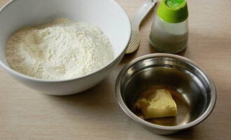 Manti สามารถเตรียมได้อย่างง่ายดายที่บ้าน หลังจากตรวจสอบสูตรแล้ว เราก็รวบรวมส่วนผสมสำหรับการทดสอบ เราชั่งน้ำหนักแป้ง 400 กรัม ร่อนลงในชามใบใหญ่แล้วเติมเกลือ