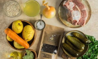 Den klassiska rassolniken med korn och pickles är ganska enkel att tillaga. Förbered ingredienserna.