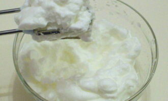 Tiramisu cổ điển rất dễ chế biến tại nhà.Chia trứng thành lòng đỏ và lòng trắng, đánh lòng trắng cho đến khi nổi bọt. Sau đó thêm một nửa lượng đường bột vào. Tiếp tục đánh cho đến khi tạo thành đỉnh.
