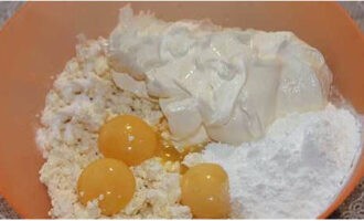 Món thịt hầm phô mai trong nồi nấu chậm rất dễ chế biến. Tách trứng thành lòng trắng và lòng đỏ. Cho phô mai và kem chua vào tô để nhào bột, theo tỷ lệ công thức, thêm tinh bột, một thìa đường thông thường và thêm lòng đỏ.