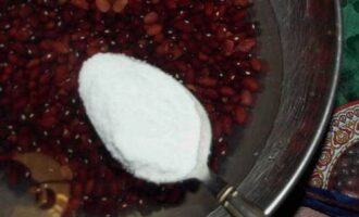Cách nấu canh đậu ngon? Chúng tôi phân loại đậu khô và rửa sạch. Đổ vào bát nước uống. Thêm một thìa muối. Hãy để nó sưng lên. Tôi để nó qua đêm.