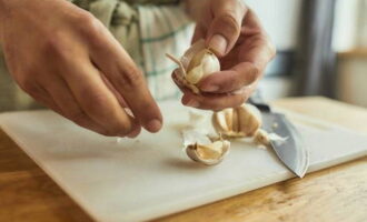 Klassieke Griekse saladedressing is heel eenvoudig te bereiden. Pel het teentje knoflook. Klassieke Griekse saladedressing is heel eenvoudig te bereiden. Pel het teentje knoflook.