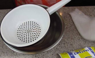 Ang kulay-gatas para sa cake ay inihanda nang mabilis at madali. Una, ihanda natin ang mga pinggan. Maglagay ng colander sa isang malalim na mangkok.