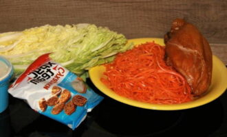 Ang Korean carrot salad ay mabilis at madaling ihanda. Ihanda natin ang lahat ng kinakailangang sangkap sa paghahanda ng salad.