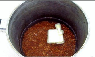 Ang bakwit na may nilagang ay inihanda nang mabilis at madali. Maingat naming inayos ang mga cereal at banlawan ang mga ito, pagkatapos ay ibuhos ang mga ito sa isang kasirola at punan ang mga ito ng mainit na tubig, magdagdag ng isang slice ng mantikilya.