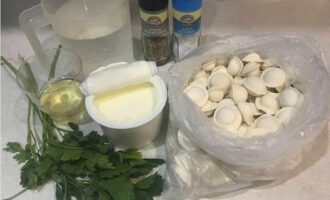 Stekta dumplings i en stekpanna tillagas snabbt och enkelt. Förbered omedelbart, enligt proportionerna i receptet, en enkel uppsättning ingredienser för maträtten.