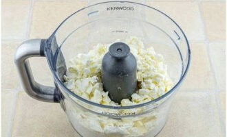 Bagels kan enkelt tillagas hemma. Häll de torra ingredienserna i mixerskålen: siktat mjöl med bakpulver och strösocker - blanda och tillsätt smörtärningar och keso.