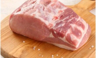 Hogyan készítsünk gyors és ízletes sertéshúsos ételt? Mossa meg a sertéshúst, és szárítsa meg papírtörlővel.