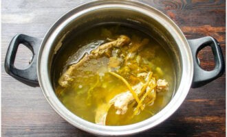 Cách nấu canh đậu lăng ngon? Đầu tiên, hãy chuẩn bị một nước dùng đơn giản. Bạn có thể sử dụng thịt gà có xương. Đổ đầy nước vào sản phẩm và thêm gia vị. Nấu cho đến khi nước dùng hình thành.