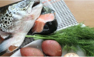 Klassisk fisksoppa är lätt att tillaga hemma. Vi samlar in produkter till fisksoppa. Efter att ha befriat löken och morötterna från skalen och skalen och sköljt dem med vatten delar vi dem på mitten.
